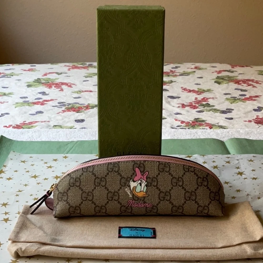🎀🛍🎀  GUCCI X DISNEY DAISY DUCK PENCIL CASE 🎀🛍🎀 NWT 🎀🛍🎀